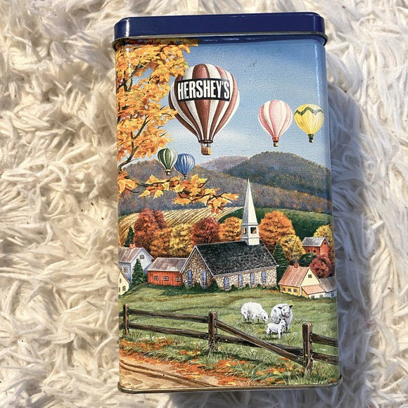 Hershey’s Kisses With Almonds Farm Tin - Picture 1 of 9
